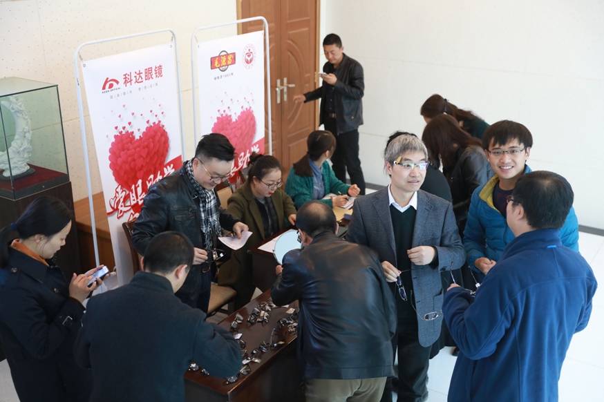 挑选眼镜产品xg.jpg 挑选眼镜产品xg.jpg