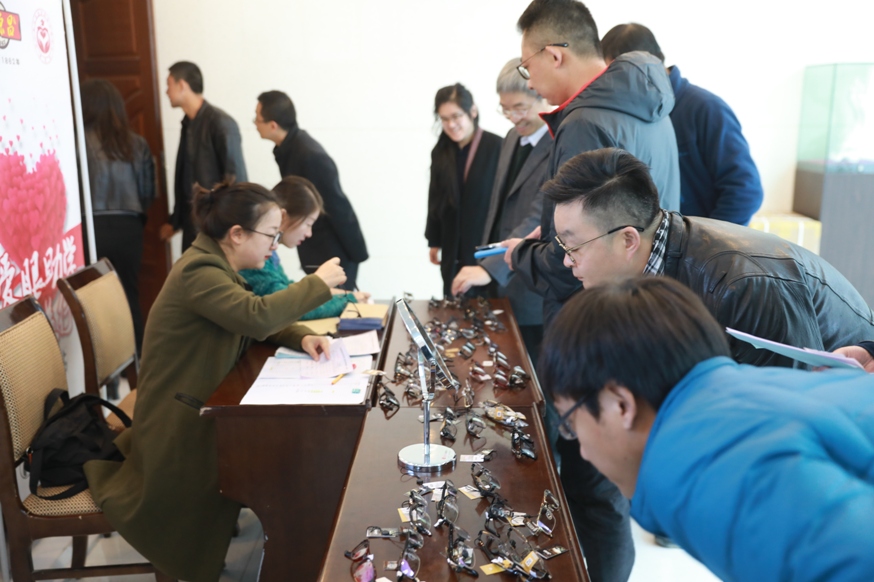 挑选眼镜产品 (1)xg.jpg 挑选眼镜产品 (1)xg.jpg